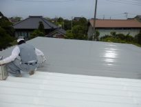 折板屋根の錆止め材の塗装を行っております｜千葉県匝瑳市のS様邸