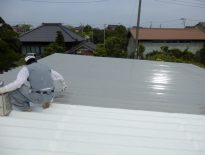 折板屋根の錆止め材の塗装を行っております｜千葉県匝瑳市のS様邸