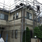 架設足場の組み立て中