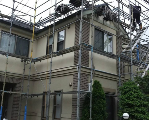 架設足場の組み立て中