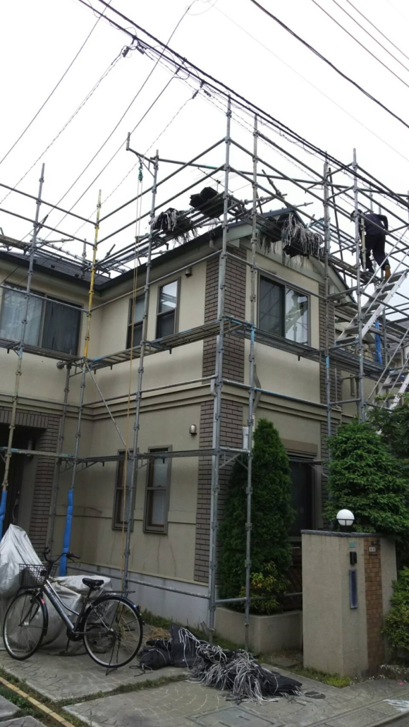 架設足場の組み立て中