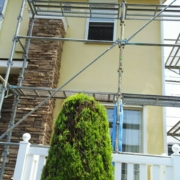 木造2階建ての架設足場の組み立て工事