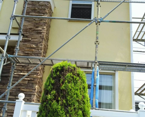 木造2階建ての架設足場の組み立て工事