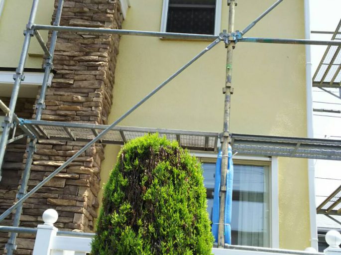 木造2階建ての架設足場の組み立て工事