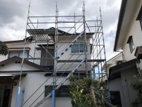 木造二階建ての仮設足場の組み立て工事｜千葉県鎌ヶ谷市のG様邸の施工事例