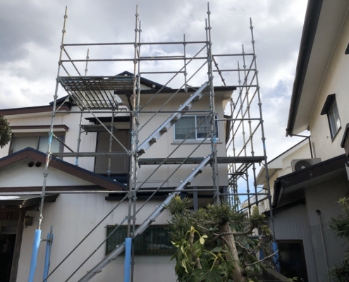 木造二階建ての仮設足場の組み立て工事