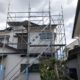 木造二階建ての仮設足場の組み立て工事
