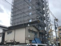 新築マンション（8階建て）の仮設足場の組み立て工事｜東京都北区滝野川のKマンションの施工事例