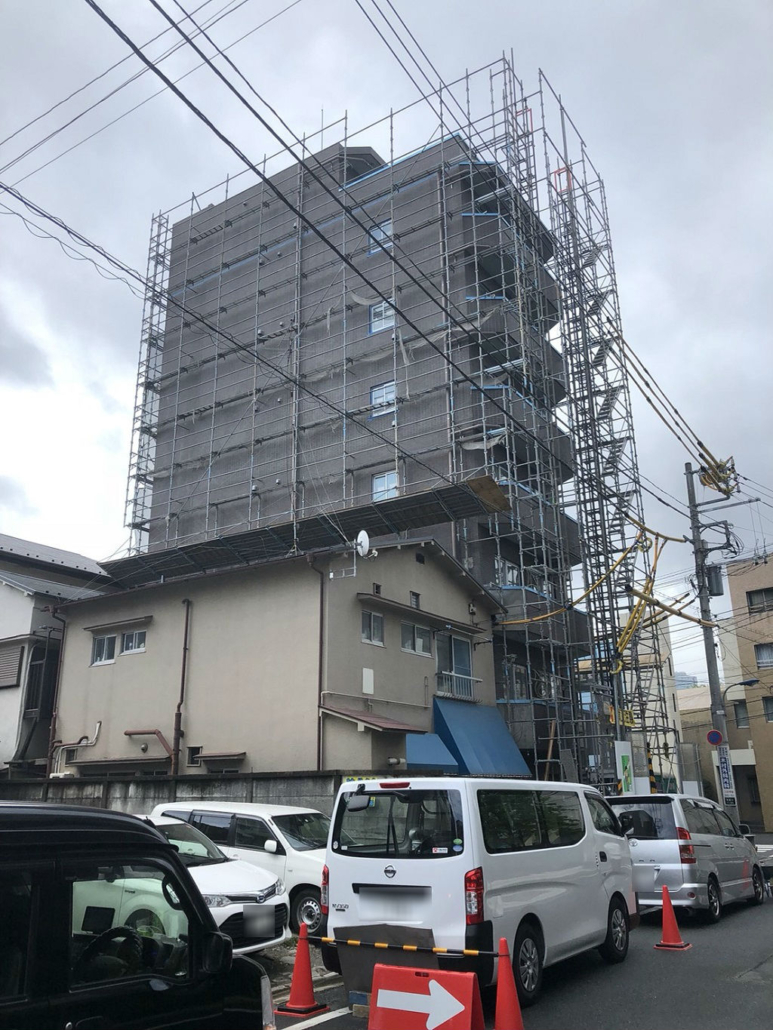 新築マンション（8階建て）の仮設足場の組み立て工事