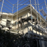木造二階建ての仮設足場の組み立て工事