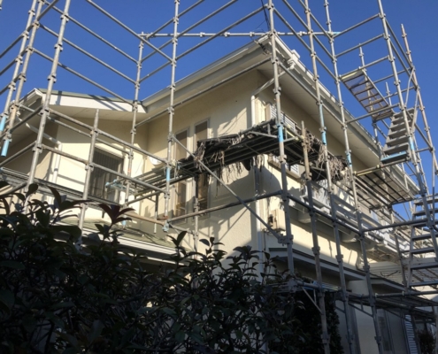 木造二階建ての仮設足場の組み立て工事