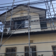 木造二階建ての仮設足場の組み立て