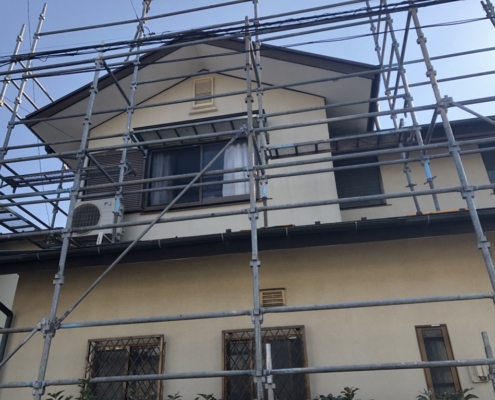 木造二階建ての仮設足場の組み立て