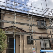 木造二階建ての仮設足場の組み立て