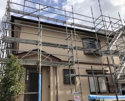 木造二階建ての仮設足場の組み立て