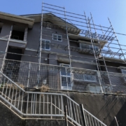 木造二階建ての仮設足場の組み立て