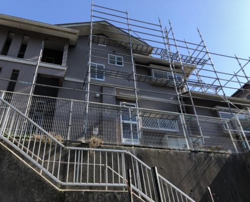 木造二階建ての仮設足場の組み立て