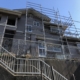 木造二階建ての仮設足場の組み立て