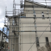 木造二階建ての仮設足場の組み立て