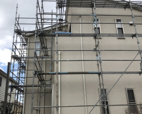 木造二階建ての仮設足場の組み立て