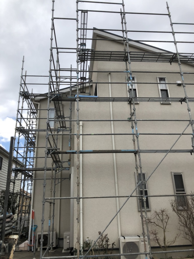 木造二階建ての仮設足場の組み立て