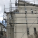 木造二階建ての仮設足場の組み立て