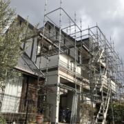木造三階建ての仮設足場の組み立て
