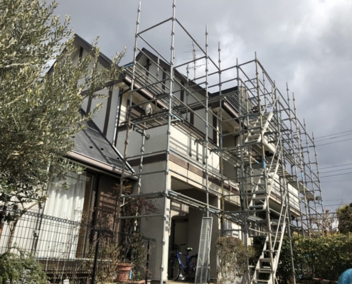 木造三階建ての仮設足場の組み立て