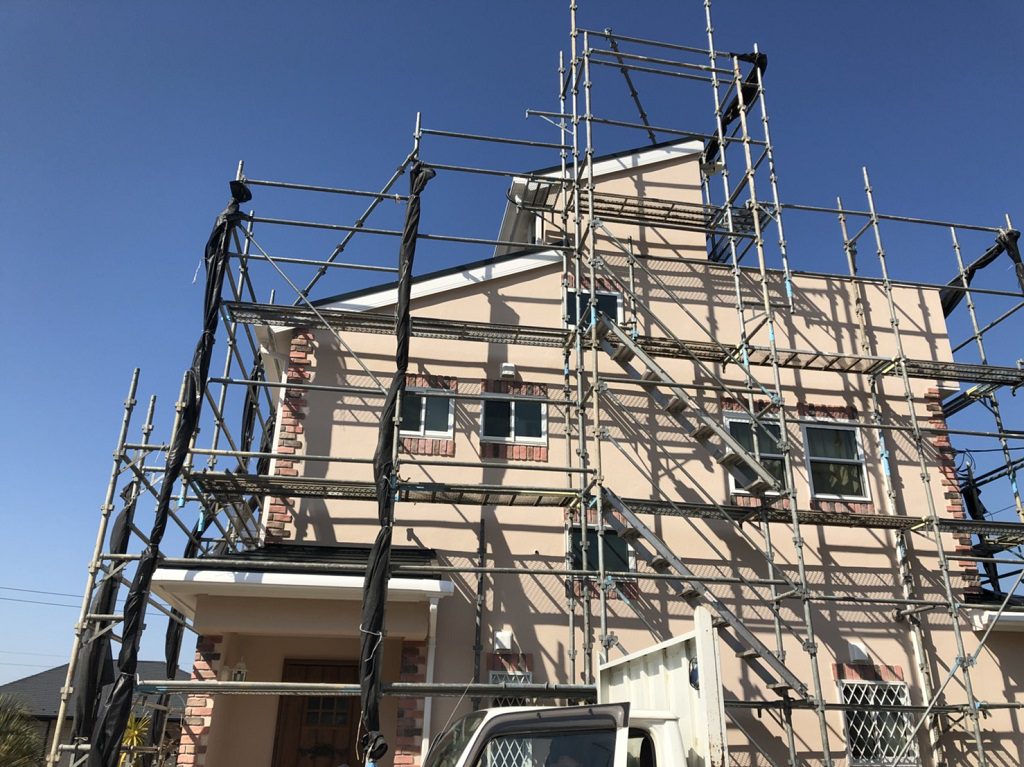 高台にある木造二階建ての仮設足場の組み立て