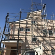 高台にある木造二階建ての仮設足場の組み立て