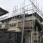 木造二階建ての仮設足場の組み立て