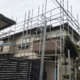 木造二階建ての仮設足場の組み立て