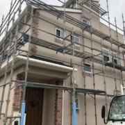 木造二階建ての仮設足場の組み立て