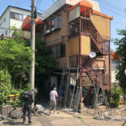 木造二階建てアパートの仮設足場の組み立て