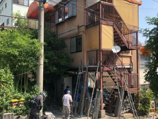 木造二階建てアパートの仮設足場の組み立て