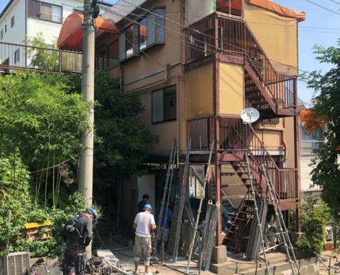 木造二階建てアパートの仮設足場の組み立て