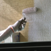 ローラーで下塗り中