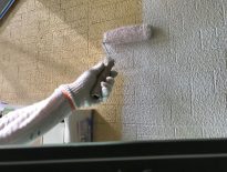 外壁の塗装工事（下塗り作業）｜千葉県習志野市の某賃貸アパートにて塗り替えリフォーム中