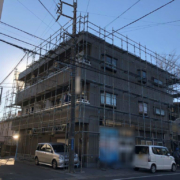 マンションの仮設足場組み立て