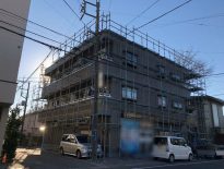 修繕工事に伴う仮設足場の組み立て｜千葉県習志野市実籾のSマンションにて足場工事