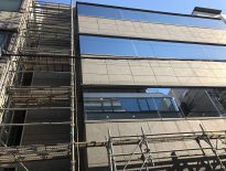 東京都台東区上野の某ビルにてにて仮設足場の組み立て工事