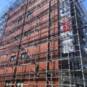 高層ビルの仮設足場組み立て