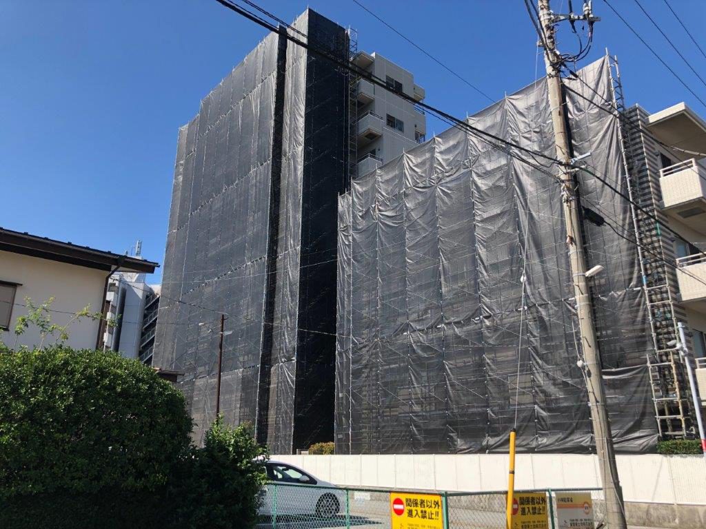 マンションの大規模修繕に伴う仮設足場の組み立て