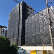マンションの大規模修繕に伴う仮設足場の組み立て