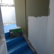 屋内階段の壁を中塗り塗装