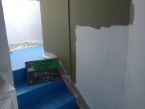 屋内階段の壁を中塗り塗装｜東京都文京区のSビルにて大規模修繕工事