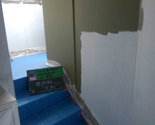 屋内階段の壁を中塗り塗装