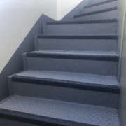 共用階段の防滑ステップシート（タキステップ）を貼り付け