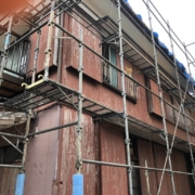 外壁・屋根の塗り替えに伴う仮設足場の組み立て