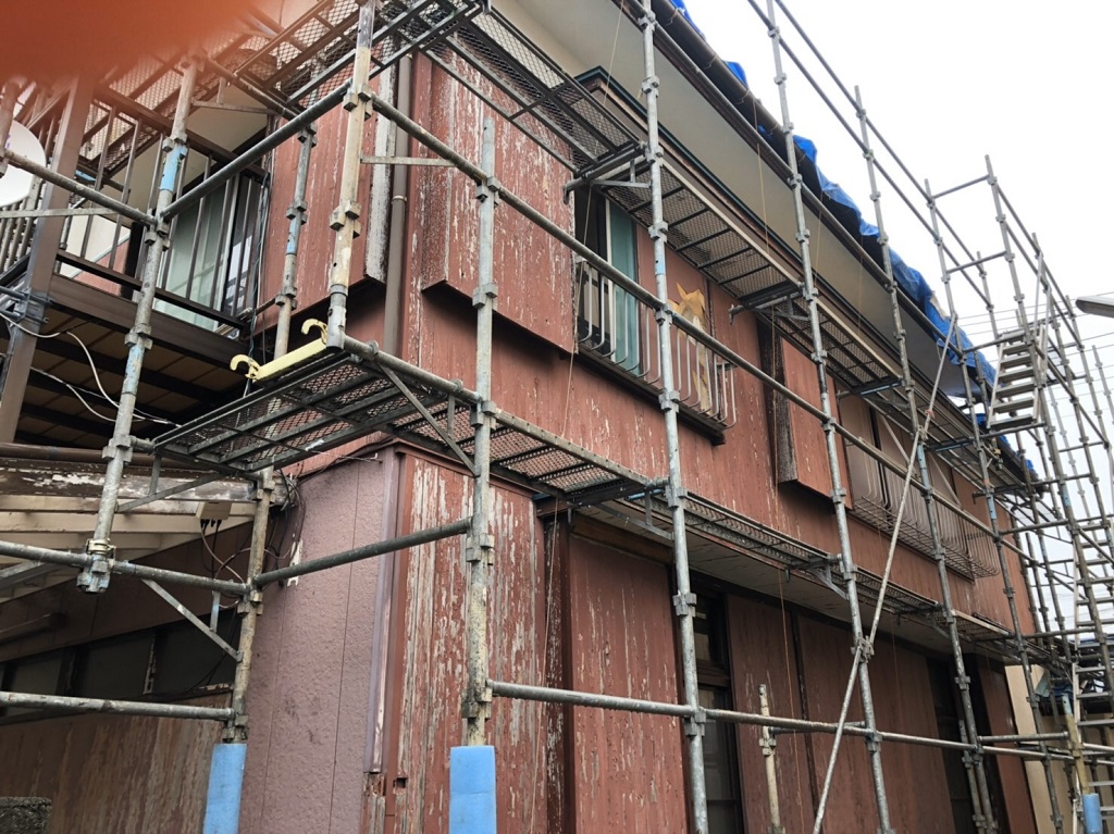 外壁・屋根の塗り替えに伴う仮設足場の組み立て
